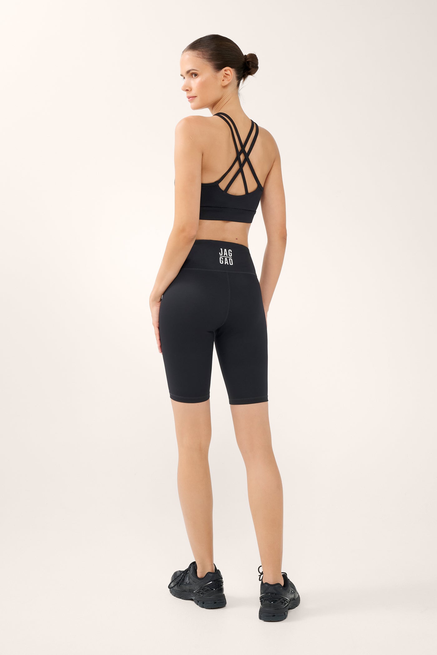 ESSENTIAL LONGLINE SHORT WHITE LOGO